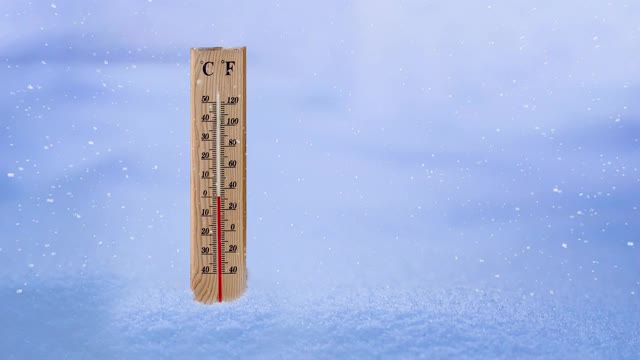 在暴风雪期间用木制温度计测量低温。视频下载