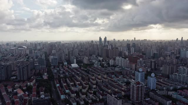 台风季节上海天际线全景鸟瞰图视频下载