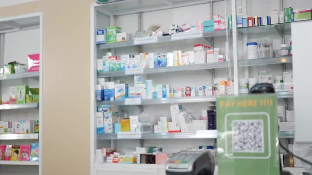 现代药学中男性药剂师推荐药物视频下载