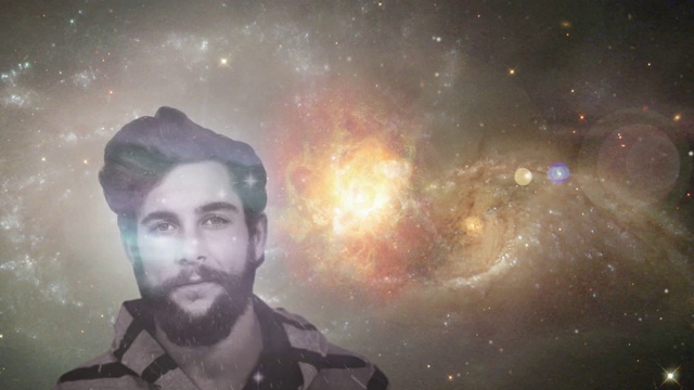 人的肖像与宇宙，星星和发光的橙色云在背景视频下载