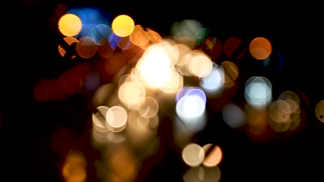 抽象的散景光背景。以散景模糊交通夜市的形象。视频素材
