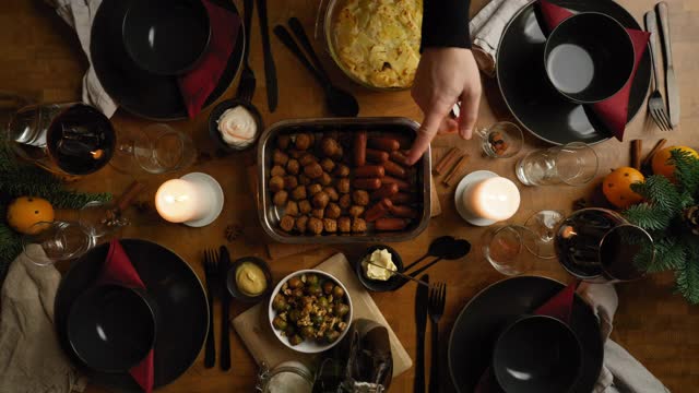 一家人围坐在一起吃圣诞晚餐视频素材