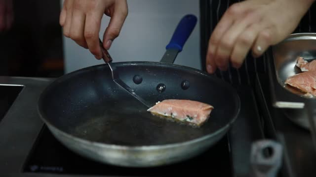 厨师煎三文鱼片视频下载
