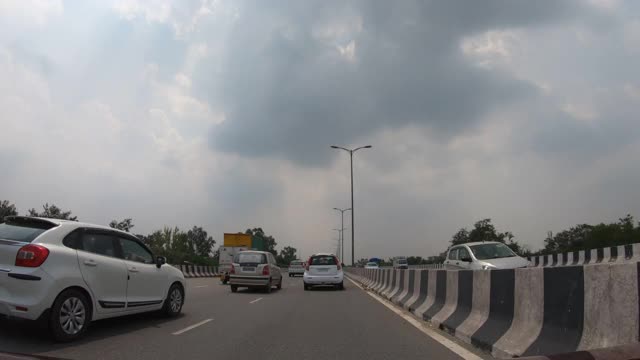 印度新德里高速公路上的交通状况视频下载