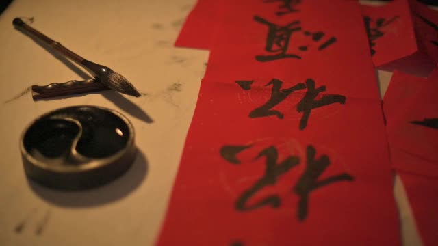 亚洲华人书法艺术家的工作室，纸张，书写工具和墨水视频素材