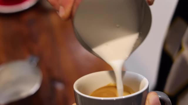 咖啡师制作咖啡杯拿铁艺术视频下载