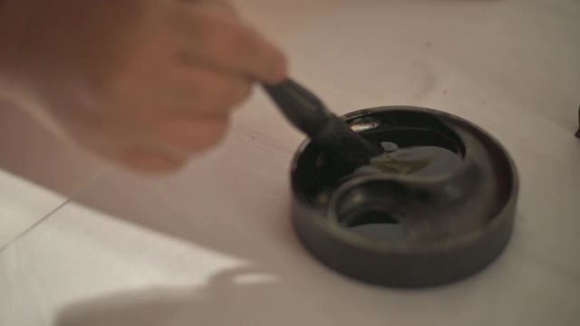 亚洲华人高级艺术家手拿毛笔蘸墨准备书写视频素材