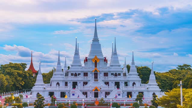 在泰国Samutprakan省的Wat Asokaram Temple的多个尖塔白色佛塔的时间流逝。视频素材