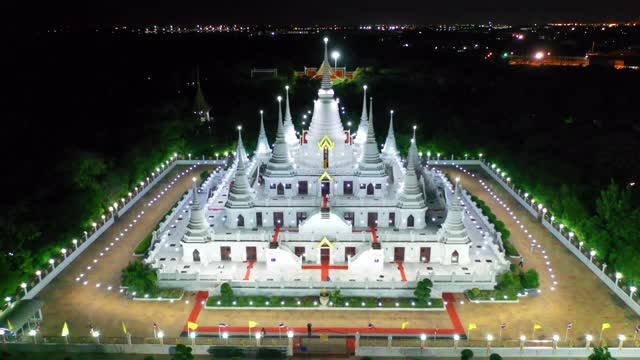 鸟瞰图白色佛塔与多个尖塔Wat Asokaram寺庙在Samutprakan省，泰国视频素材