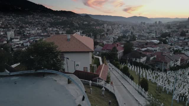 萨拉热窝，波斯尼亚和黑塞哥维那无人机在一个梦幻的多云日落拍摄的视频视频下载