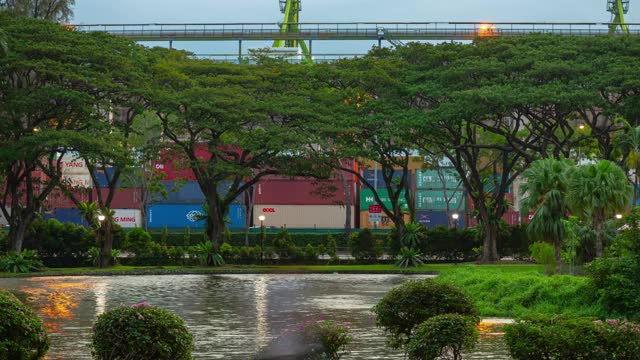 白天时间新加坡城市集装箱港口公园池塘延时全景4k视频素材