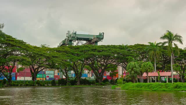 白天时间新加坡城市集装箱港口公园池塘延时全景4k视频素材