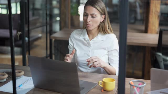 女商人在视频会议中使用笔记本电脑视频下载