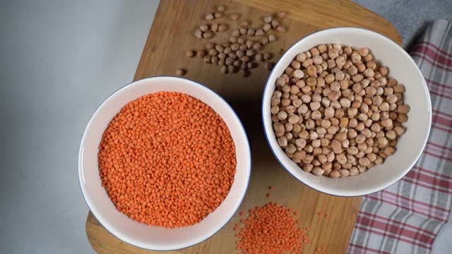 土耳其鹰嘴豆和红扁豆。素食者可食用高蛋白的豆类、豆类和扁豆。在桌子上作圆周旋转。视频素材