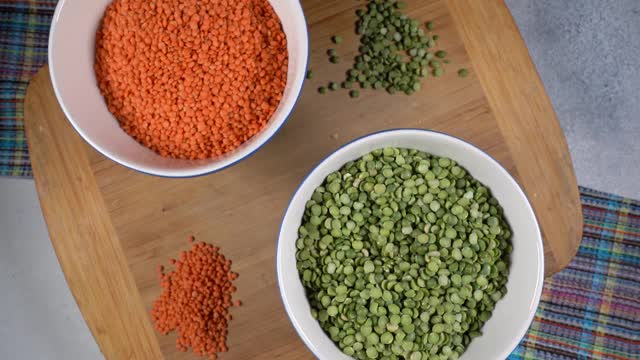 红扁豆和绿豌豆。素食者可食用高蛋白的豆类、豆类和扁豆。在桌子上作圆周旋转。视频素材