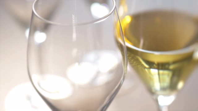 将白葡萄酒倒入玻璃杯中。视频下载