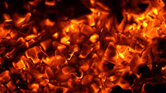 在灼热的煤炭上燃起火花(4k循环)视频素材