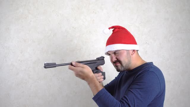 戴圣诞帽的大胡子男子开枪了视频下载