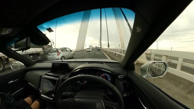 一对夫妇在公路旅行，车辆POV驾驶通过隧道，司机POV宽图像视野视频素材
