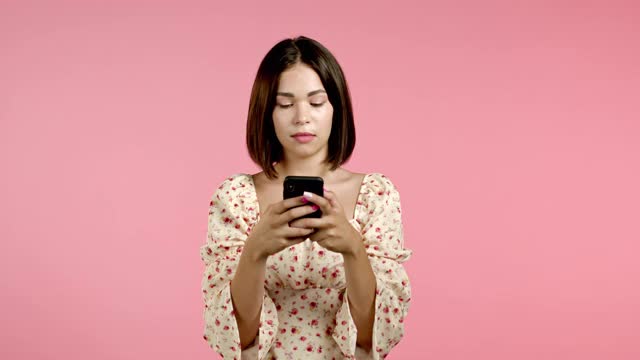 女人在手机上收到坏消息。女孩不开心了，失望了。技术的概念。视频素材