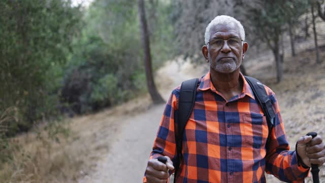 在大自然中徒步旅行的老黑人视频下载