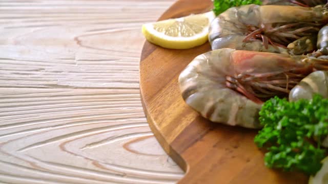 新鲜的虎虾或虾放在木板上视频素材