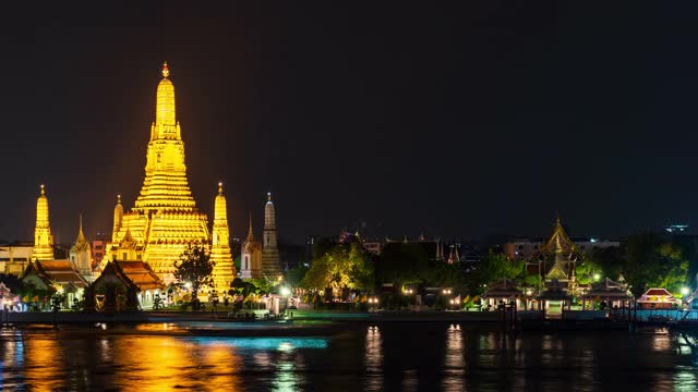 泰国曼谷，卧虎藏龙寺和湄南河的夜景视频素材