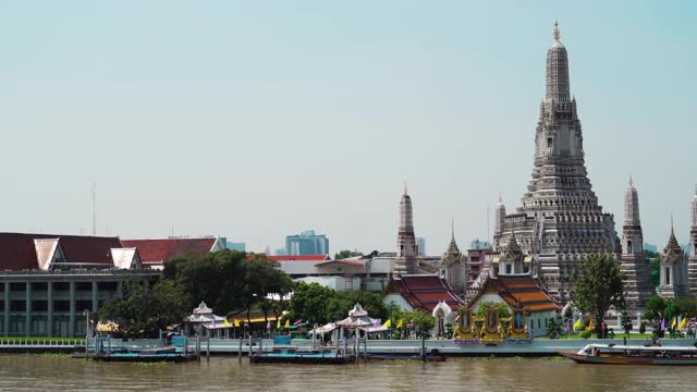 在泰国曼谷的湄南河中平移拍摄Wat Arun Temple视频素材
