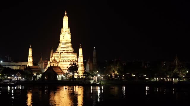 在泰国曼谷，卧佛寺和湄南河的夜晚视频素材