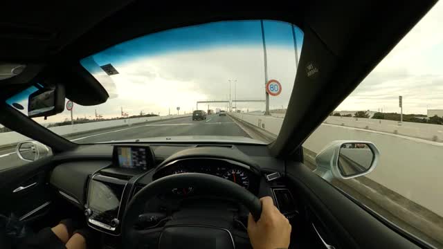 一对夫妇在公路旅行，车辆POV在高速公路上行驶，司机POV的宽图像视野视频素材