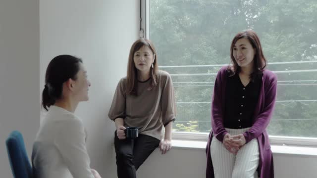 亚洲女商人在窗边闲聊视频素材