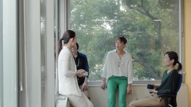 亚洲女商人在窗边闲聊视频素材