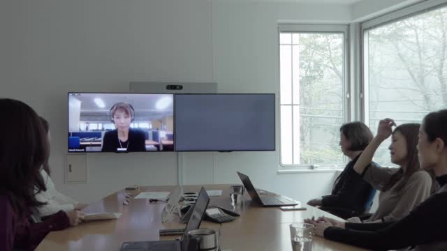 亚洲商业女性正在召开视频会议。视频素材