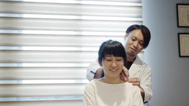 日本针灸沙龙的针灸美容治疗视频下载