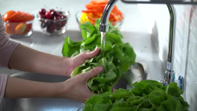洗蔬菜的概念:视频素材