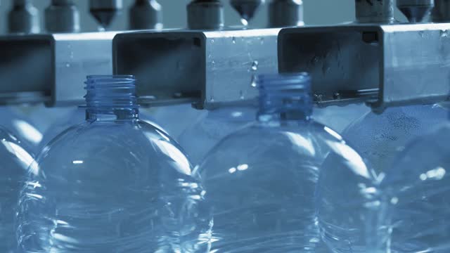 灌装塑料瓶的清洁水的自动带线在工厂企业。视频素材