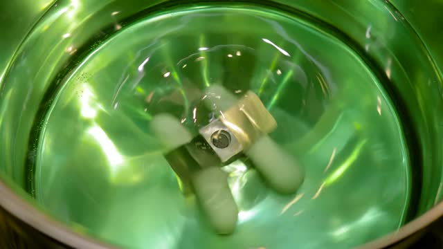 带移动搅拌棒的磁混合器，用于混合液体。实验室设备视频素材