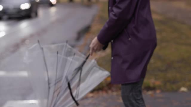 一个男人在一个暴风雨的日子带着伞视频下载