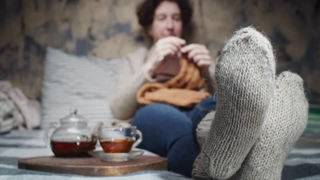 成熟的女人在家织毛衣。架的焦点视频素材