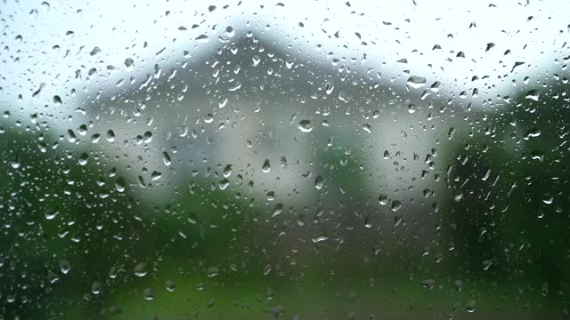 雨滴落在玻璃上。高质量的全高清镜头视频素材