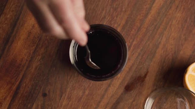 女人用茶匙搅拌热红酒视频素材