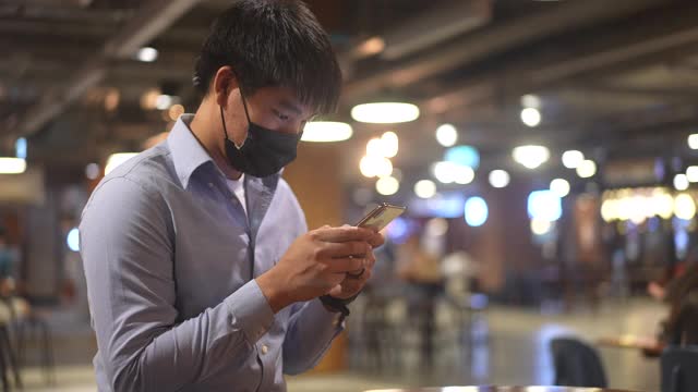 亚洲男人使用智能手机视频素材