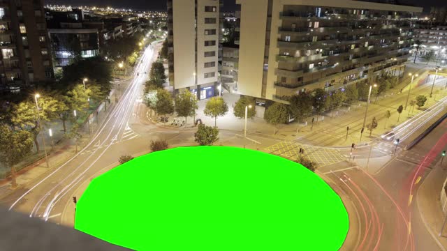 大广告牌用绿屏做广告，在现代化的建筑中，繁忙的霓虹路口，交通的跳板，城市城市的夜晚视频下载