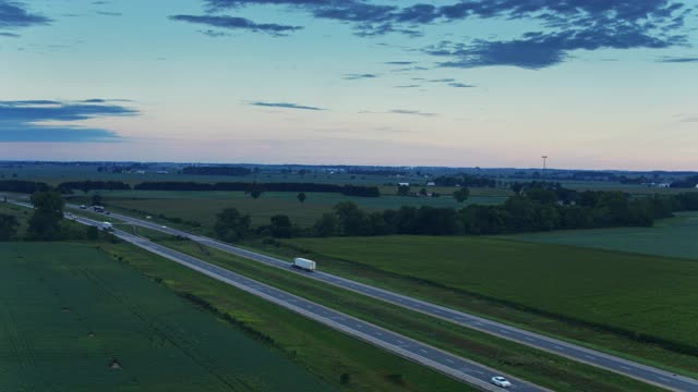 空中拍摄的I-71穿越俄亥俄州的黎明视频下载