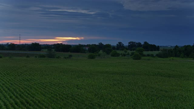 黎明时分，无人机在俄亥俄州斯特林山附近的农场上空飞行视频下载