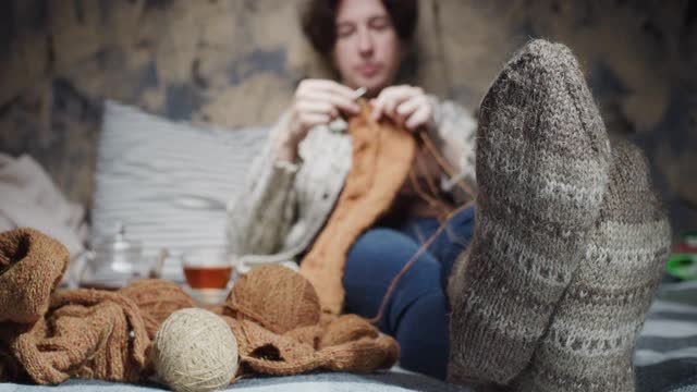 成熟的女人在家织毛衣视频素材