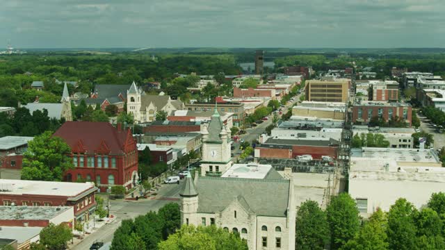 无人机拍摄的劳伦斯市中心，堪萨斯州视频下载