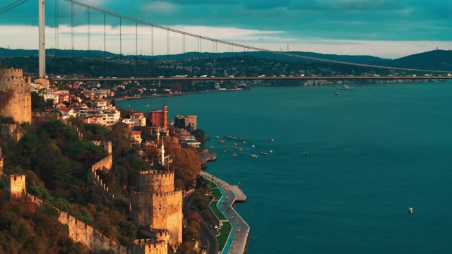 鲁米里要塞和法提赫苏丹穆罕默德桥在伊斯坦布尔博斯普鲁斯无人机拍摄-伊斯坦布尔/4K视频下载