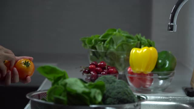 洗蔬菜的概念:视频素材