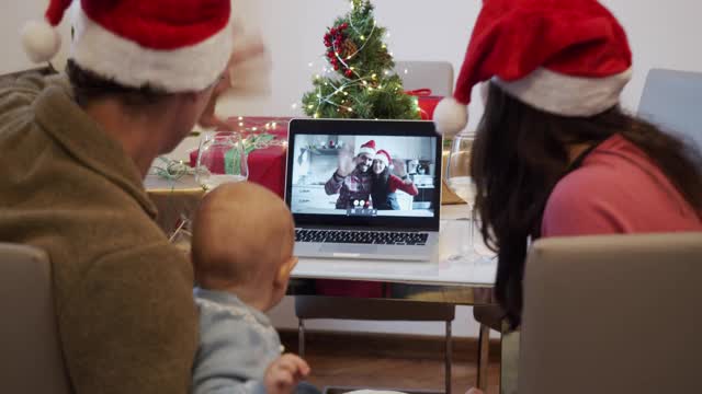 一个家庭和他们的亲戚在视频通话中庆祝圣诞节的慢动作视频视频下载